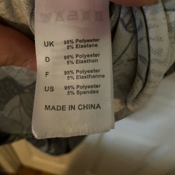 Floral Print V-Neck Tunic Top in White and Black - Picture 4 of 4